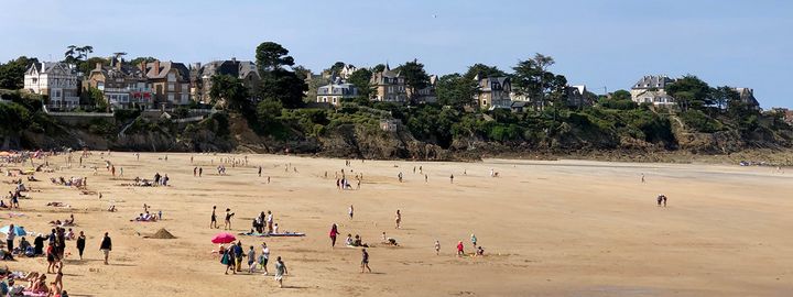 La grande plage de Saint-Lunaire (Ille-et Vilaine) où Nicolas Hulot fait du kitesurf.&nbsp; (MATTHIEU MONDOLONI / FRANCEINFO)