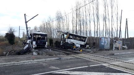 Un TER a percuté un autocar scolaire à un passage à niveau, à Millas (Pyrénées-Orientales), jeudi 14 décembre 2017. (MAXPPP)