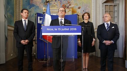 Francois Hollande, entouré de&nbsp;Manuel Valls, Marisol Touraine&nbsp;et&nbsp;Bernard Cazeneuve, à Nice (Alpes-Maritimes), le 15 juillet 2016.&nbsp; (ERIC GAILLARD / AFP)