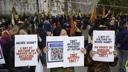 Des Tibétains manifestent devant le musée Guimet à Paris, le 29 septembre 2024. (ERIC BRONCARD / HANS LUCAS / AFP)