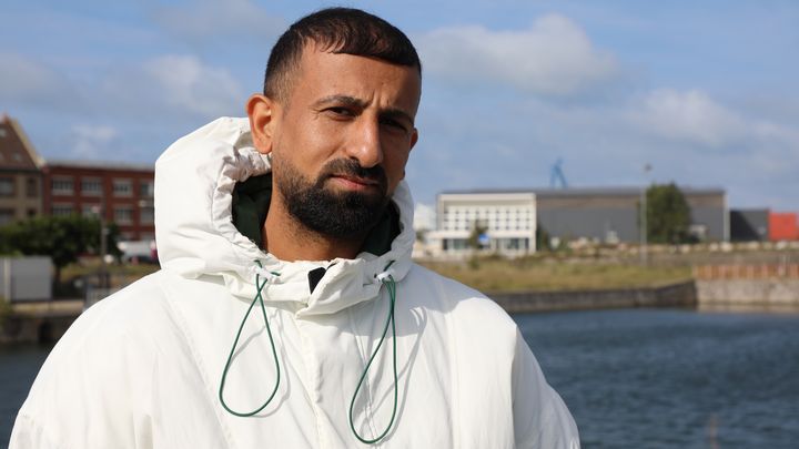 Lucas, 30 ans, a quitté son pays, le Koweït, en 2009, et souhaite retrouver son frère au Royaume-Uni. A Calais, le 17 septembre 2024. (ELOISE BARTOLI / FRANCEINFO)