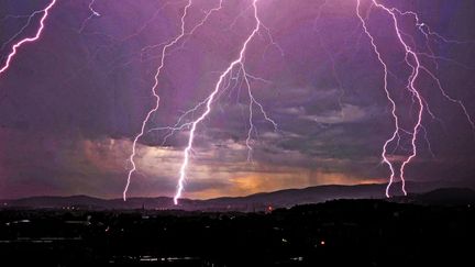 Un orage à Saint-Etienne (Loire), le 14 octobre 2022. (CELIK ERKUL / MAXPPP)