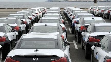 Voitures japonaises attendant d'être embarquées sur un cargo près de Tokyo. (TOSHIFUMI KITAMURA / AFP)