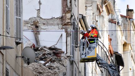 Des pompiers s'affairent dans les ruines des immeubles de la rue d'Aubagne, à Marseille, le 8 novembre 2018. (GERARD JULIEN / AFP)