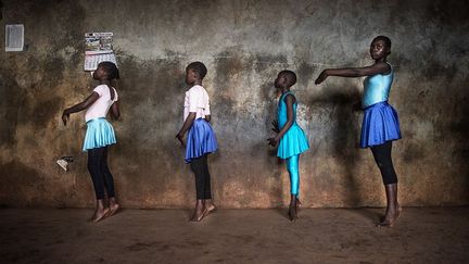 contre des collants ou des jupes aux couleurs vives. Leurs chaussons de ballet sont précieux. Ils s'assurent toujours qu'ils sont bien rangés et entretenus. Même si la plupart pratiquent la danse pieds nus, les chaussons leur permettent d’améliorer leur technique.
 (Fredrik Lerneryd)