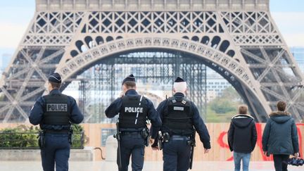 Des policiers patrouillent près de la tour Eiffel, à Paris, le 31 octobre 2020. (ALAATTIN DOGRU / ANADOLU AGENCY / AFP)