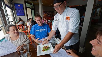 Le restaurant Hot's Kitchen de Hermosa Beach (Californie), le 29 juin 2012. (KEVORK DJANSEZIAN / GETTY IMAGES NORTH AMERICA)