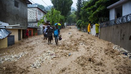 Des habitants sinistrés après les inondations provoquées par la tempête Laura à Petionville, en Haiti, le 23 août 2020. (ESTAILOVE ST-VAL / AFP)