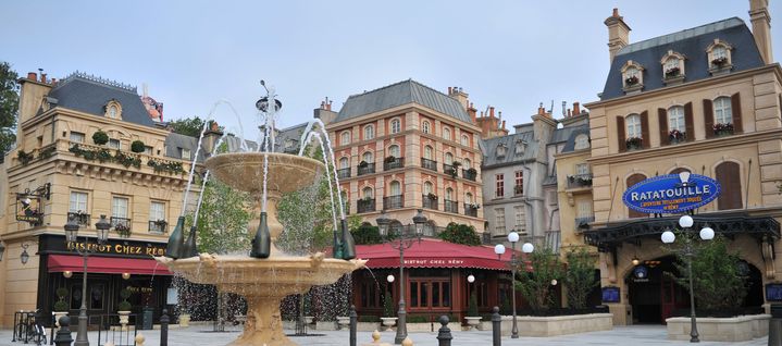 La fontaine de l'univers "Ratatouille" inspirée des fontaines de la Place de Vosges. (CATHY DUBUISSON / DISNEY)