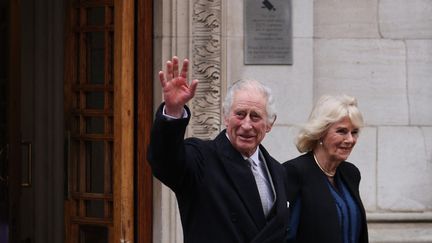 Le roi Charles III et la reine Camilla sortent de la clinique où le souverain est traité pour un cancer, le 29 janvier 2024. (ADRIAN DENNIS / AFP)