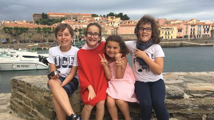 Marilou, Manon, Maÿline et Jules dans le port de Collioure. (INGRID POHU / RADIO FRANCE)