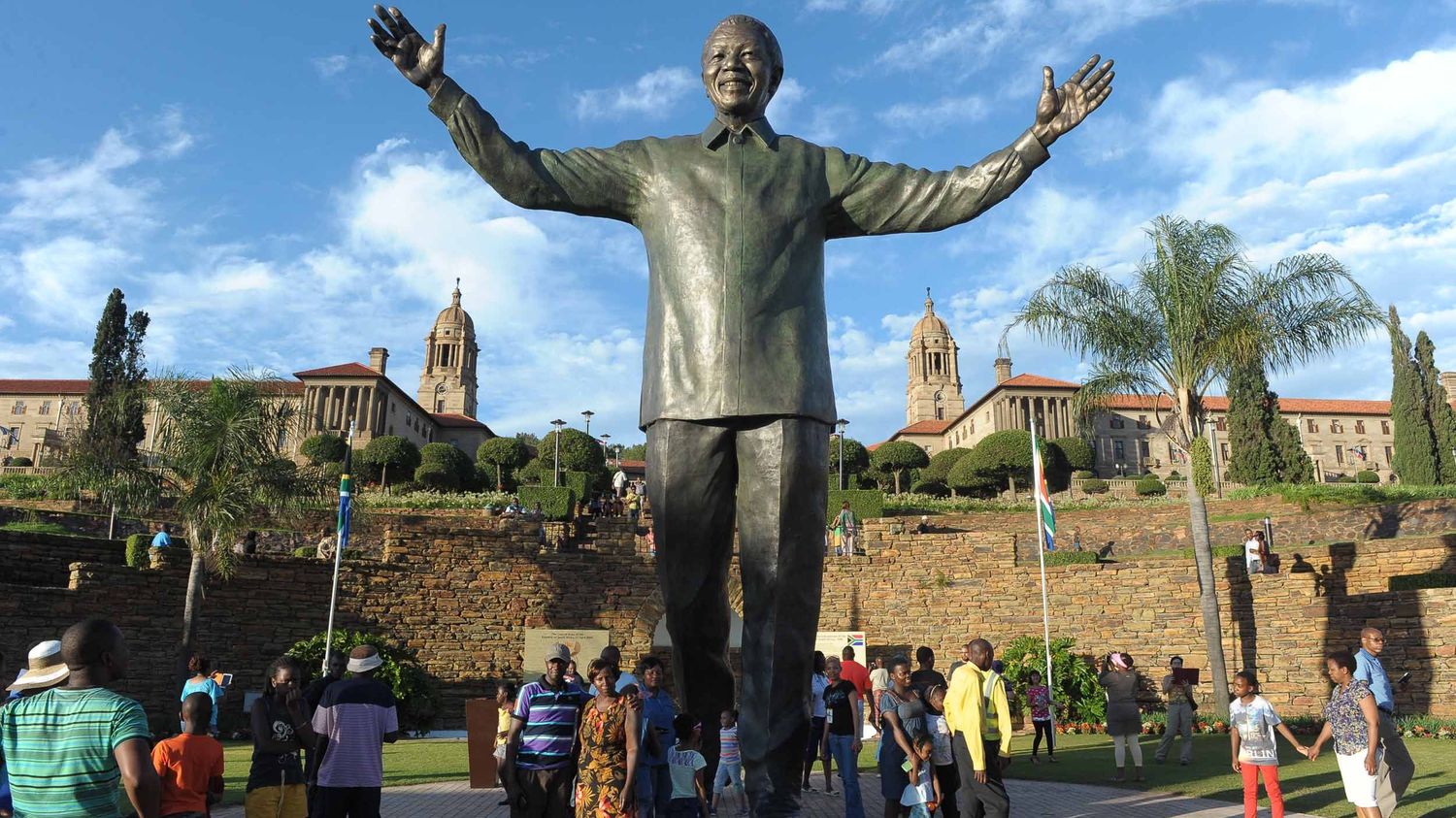 VIDEO. Une Statue Géante De Mandela érigée à Pretoria