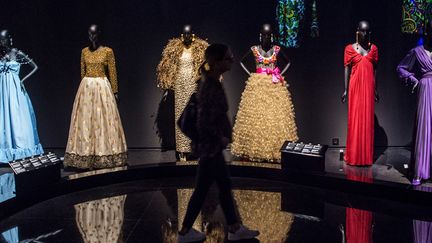 Une touriste découvre le nouveau musée Yves Saint Laurent de Marrakech, le 19 octobre 2017
 (Fadel Senna / AFP)