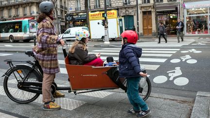 Un&nbsp;vélo cargo pour transporter les enfants à Paris, le 8 mars 2017. (BRUNO LEVESQUE / MAXPPP)