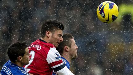 Giroud bien entouré (ADRIAN DENNIS / AFP)