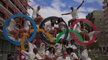 Paris 2024 : les athlètes français mettent l'ambiance au village olympique