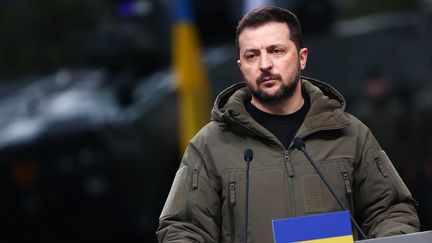 Le président ukrainien Volodymyr Zelensky s'adresse à la presse lors d'un déplacement à Varsovie, en Pologne, le 5 avril 2023. (JAKUB PORZYCKI / NURPHOTO / AFP)