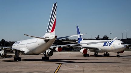 Sur le tarmac de l'aéroport Roissy-Charles-de-Gaulle, près de Paris, le 24 mars 2020.&nbsp; (THOMAS SAMSON / AFP)