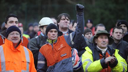 Des salari&eacute;s d'ArcelorMittal en gr&egrave;ve devant le site de Basse-Indre le 10 d&eacute;cembre 2012. (JEAN-SEBASTIEN EVRARD / AFP)