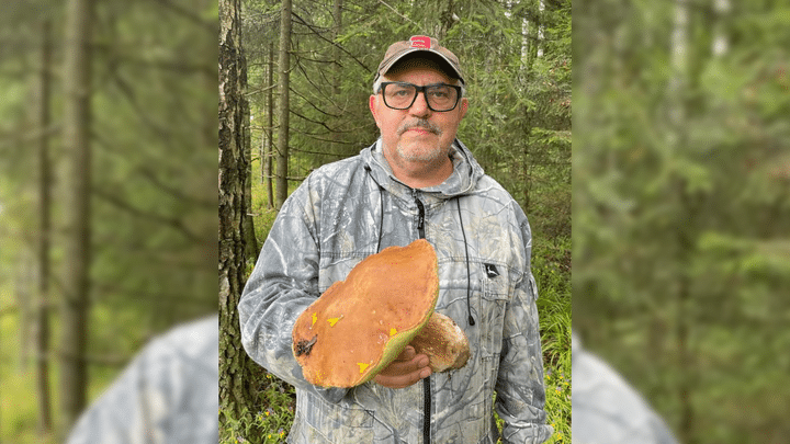 Boris Nadejdine aime la pêche, la guitare et il excelle dans la cueillette des champignons, comme le prouve cette photographie prise en 2023, près de sa datcha. (BORIS NADEJDINE / FACEBOOK)