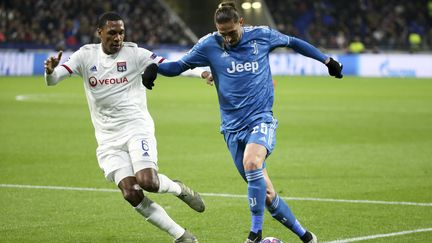 Adrien Rabiot (à droite), de la Juventus de Turin, et Marcelo Guedes, de l'Olympique lyonnais, le 26 février 2020, au Groupama Stadium, près de Lyon.&nbsp; (JUAN SOLIZ / AFP)