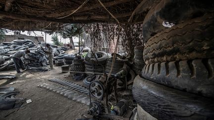 Dans un autre atelier du village, les ouvriers fabriquent des paniers en pneus de camions, de tracteurs et de véhicules industriels. Cet atelier traite jusqu'à dix pneus par jour, produisant entre 80 et 120 paniers. Les paniers lourds sont souvent utilisés par les agriculteurs, les jardiniers et les ouvriers.&nbsp; (KHALED DESOUKI / AFP)