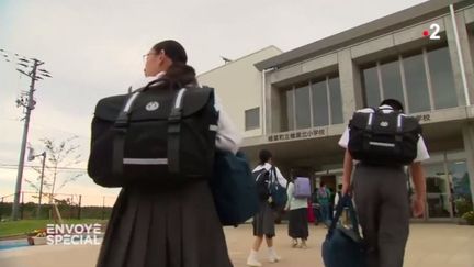 Fukushima : victimes de harcèlement, les enfants évacués préfèrent rentrer chez eux (FRANCE 2 / FRANCETV INFO)