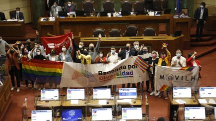 Des militants LGBT célèbrent l'adoption de la loi ouvrant le mariage aux couples homosexuels, le 7 décembre 2021, au Parlement chilien, à Valparaiso. (DEDVI MISSENE / AFP)