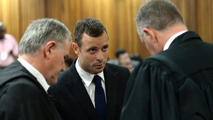 Oscar Pistorius en discussion avec ses avocats (ANTOINE DE RAS / POOL)