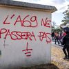 Le rassemblement en opposition au projet d'autoroute entre Toulouse et Castres réunissait entre 4 900 et 10 000 personnes à Saix, le 21 octobre 2023. (FRANCOIS LAURENS / HANS LUCAS)