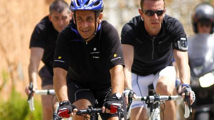 En vacances au Cap N&egrave;gre (Var), le 3 ao&ucirc;t 2011, Nicolas Sarkozy s'accorde une balade sportive &agrave; v&eacute;lo. (ERIC CREMOIS / CITIZENSIDE.COM)