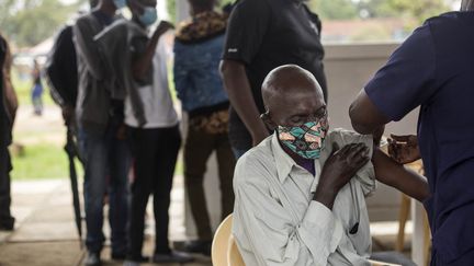 Un patient reçevant une dose de vaccin contre le Covid-19 à Nairobi (Kenya), le 12 avril 2021. (ROBERT BONET / NURPHOTO / AFP)