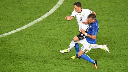 Le milieu de terrain Mezut Özil face à l'Italie, le 2 juillet 2016 à Bordeaux (Gironde) en quarts de finale de l'Euro. (MEHDI FEDOUACH / AFP)