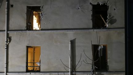 Les fenêtres de l'appartement où logeait Abdelhamid Abaaoud,&nbsp;à Saint-Denis (Seine-Saint-Denis), mercredi 18 novembre. (GONZALO FUENTES / REUTERS)