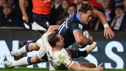 L'ailier écossais Duhan van der Merwe inscrit l'essai de la victoire à Twickenham, en résistant à son vis-à-vis Max Malins, lors du match des Six nations entre l'Angleterre et l'Ecosse, le 4 février 2023. (ADRIAN DENNIS / AFP)