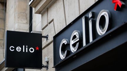 Le logo de la marque Celio, à Caen (Calvados), le 29 novembre 2019. (SAMEER AL-DOUMY / AFP)