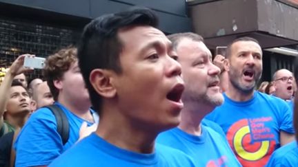 Capture écran de la vidéo Youtube de Rebecca H, de la London Gay Men's choir, reprenant "Bridge over trouled water", lundi 13 juin 2016. (REBECCA H)