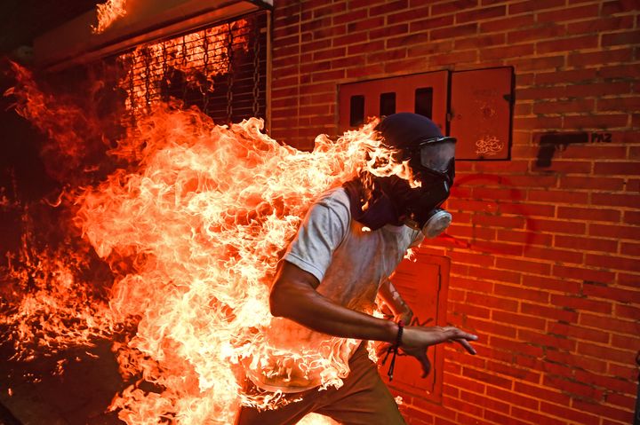 Un manifestant vénézuélien enflammé dans des affrontements avec la police, à Caracas (Venezuela), le 3 mai 2017. (RONALDO SCHEMIDT / AFP)