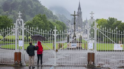 Le sanctuaire de Lourdes (Hautes-Pyrénées) sous la pluie, le 16 mai 2020. (JEAN-MARC BARRERE / HANS LUCAS / AFP)