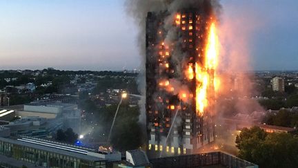 La tour Grenfell ravagée par un incendie, le 14 juin 2017 à Londres (Royaume-Uni). (NATALIE OXFORD / AFP)