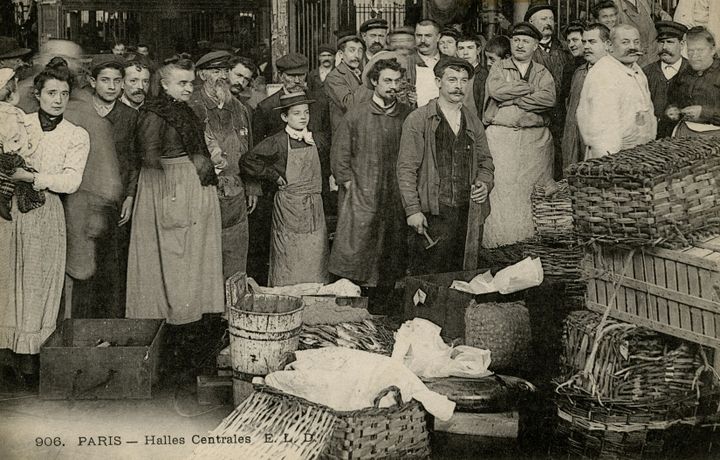 Les Halles Centrales. Paris 1900. Les Halles anciennes ont été détruites en 1971. (CULTURE CLUB / HULTON ARCHIVE / GETTY IMAGES)