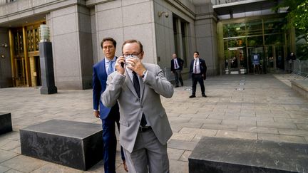 L'acteur américain Kevin Spacey à la sortie d'un tribunal de New York (Etats-Unis), le 26 mai 2022. (JOHN MINCHILLO / AP)