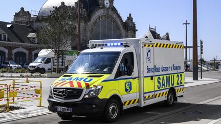 Un véhicule du Samu à Saint-Brieuc (Côtes-d'Armor), le 1er avril 2020. (DAMIEN MEYER / AFP)