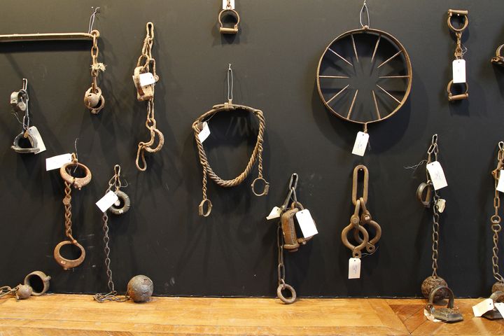 Des instruments de torture sont expos&eacute;s &agrave; l'H&ocirc;tel Salomon de Rothschild, &agrave; Paris, le 31 mars 2012.&nbsp; (FRANCOIS GUILLOT / AFP)