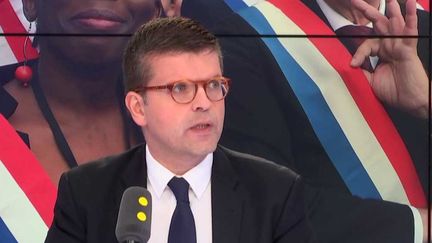 Luc Carvounas, député PS du Val-de-Marne, était l'invité de franceinfo. (RADIO FRANCE / FRANCEINFO)