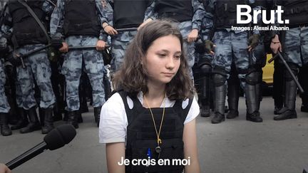 À seulement 17 ans, elle a lu la constitution assise face à la police.