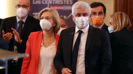 La candidate à la présidentielle, Valérie Pécresse, et l'ancien ministre Hervé Morin, président des Centristes, le 22 janvier 2022 à Paris. (GEOFFROY VAN DER HASSELT / AFP)