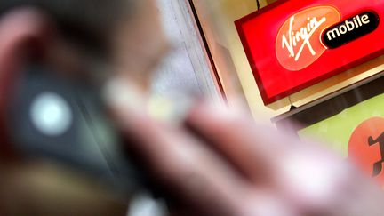 Une affiche Virgin mobile en vitrine du Virgin Megastore d'Oxford Street, &agrave; Londres (Royaume-Uni), le 5 d&eacute;cembre 2005. (LEON NEAL / AFP)