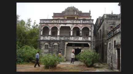 Les emmigrés chinois au Canada avaient fait construire au pays ces maisons hautes et fortifiées, symbole d’une fusion des formes structurelles et décoratives chinoises et occidentales. Les maisons &quot;Diaolou&quot; de Kaiping et &quot;Tulou&quot; du Fujian ont été classées patrimoine mondial de l&#039;Unesco, respectivement en 2007 et 2008.
 (Ling Zhang)