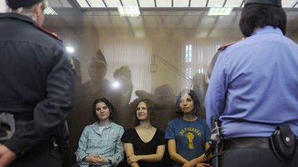 Trois membres des Pussy Riot à l&#039;audition du verdict à Moscou
 (Aleksandr Utkin / RIA Novosti / AFP)